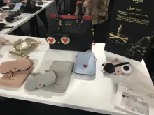 Le maroquinier allemand Any Di et ses étuis de protection pour lunettes solaires. © Acuité 2018