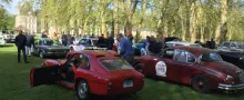 Les coureurs se sont préparés pour le départ officiel du Tour Auto Optic 2000, le 24 avril, dans le parc du château de Courances (91)