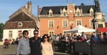 Didier Papaz entouré de Pierre Marechal et Lise Barcatta, responsables du point de vente Optic 2000 d'Auxonne (21)  (Magasin d'Olivier Padieu), point de passage de la 1re étape du Tour Auto