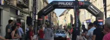 Le public suit l'arrivée des coureurs devant le magasin Optic 2000 de Stéphane Peculier et Paul Roumilhac à Nuits-Saint-Georges (21)