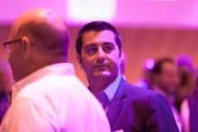 Jenkiz Saillet, Directeur commercial et marketing de Novacel. De dos, Gilles Demetz, PDG de Demetz Optiques de Sport