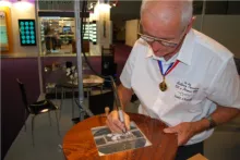 André Chaudier présente la technique de gravure sur Plexy et verre organique