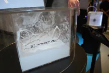 Le lunetier danois utilise la technique de frittage sélectif par laser pour obtenir des montures à partir de poudre de polyamide.