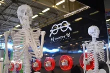 N'ayez pas froid aux yeux en passant devant le stand de 4contra1...