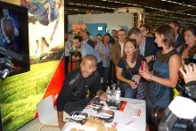 Le basketteur Tony Parker très attendu par une vaste foule.