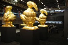 Chez Moncler, le coquelet prend des allures de Bibendum à plumes.