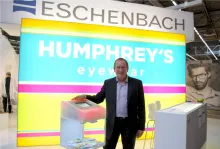 Gilbert Le Nouy, DG d'Eschenbach, devant la borne du jeu organisé par le groupe pour faire gagner à l'un de leurs clients, la somme de 100 000 euros à celui qui trouvera la bonne combinaison de chiffres...