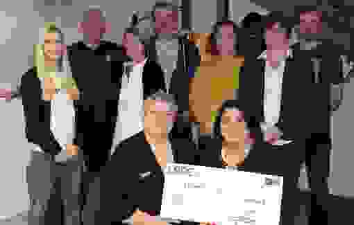 Véronique Lapeyre, PDG du Groupe Lapeyre, remet un chèque de 1 150 euros à Nathalie Grandpierre, présidente du CORD 76