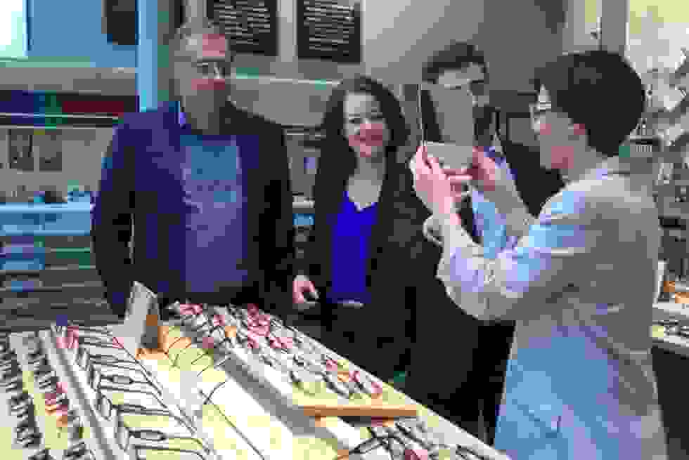 Christelle Dubos essaye une paire de lunettes du panier A&nbsp;