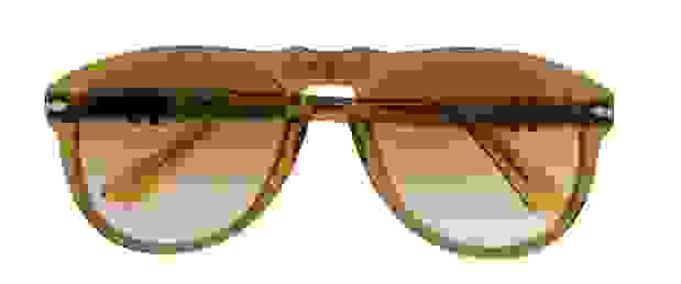 Modèle vert transparent avec des verres marron